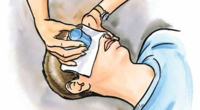  Dùng cốc giấy úp lên mắt bị chấn thương để bảo vệ mắt.