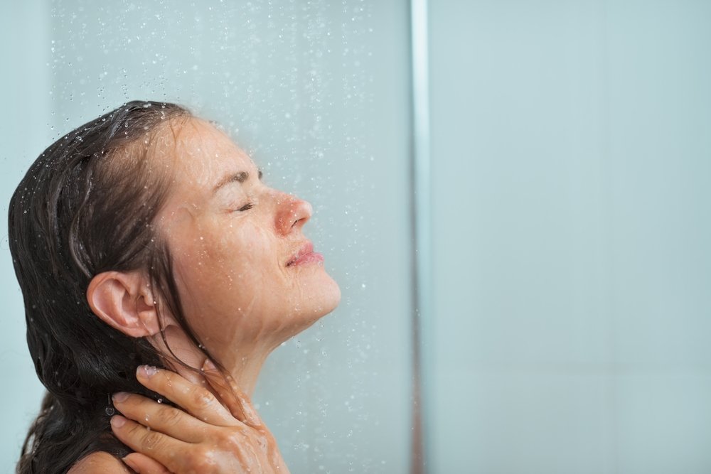 Không nên rửa mặt trước khi tắm