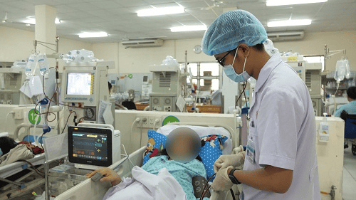 Người bệnh đang được lọc máu tại Bệnh viện Bình dân.