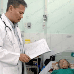 Bác sĩ kiểm tra sức khỏe bà V. sau khi điều trị.