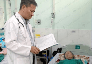 Bác sĩ kiểm tra sức khỏe bà V. sau khi điều trị.